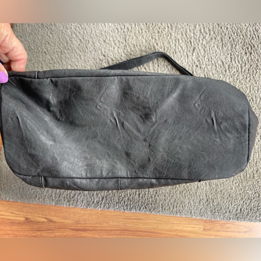 BUENO CONVERTIBLE BAG-Black. Carry Handle & Adjustable Strap. Zippered close. - Picture 5 of 9